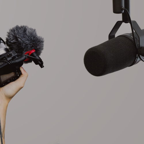 Spiegelreflexkamera mit Aufsteckmikrofon und Studiomikrofon